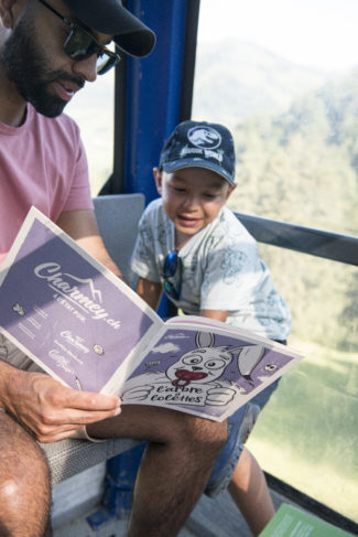 Un enfant et son père regardent la brochure sur l'arbre à lolettes