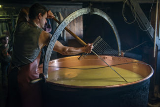 Un fromager est en train de créer du fromage à Charmey