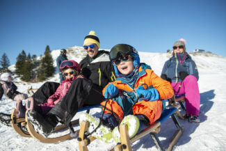 Une famille dévale la piste de Luge de Charmey