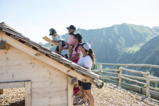 Une famille s'essaie à la construction de pavillons sur un petit chalet au sommet des remontées mécaniques de Charmey