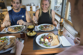 Un groupe d'amis au restaurant savourent leurs délicieux tartares