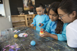 Des enfants peignent des balles dans l'atelier bricolage de Charmey
